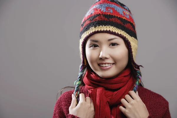 Donna che indossa cappello a maglia — Foto Stock