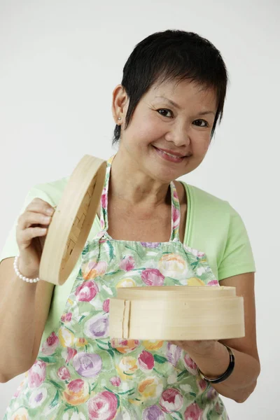 Mujer sosteniendo vapor de bambú — Foto de Stock