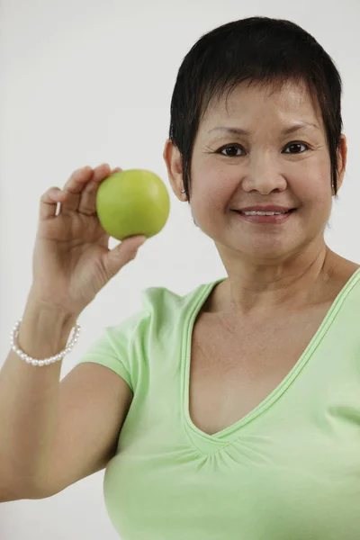 Mulher chinesa segurando maçã — Fotografia de Stock