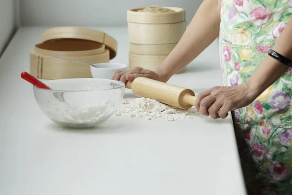 Chinesische Frau kocht — Stockfoto