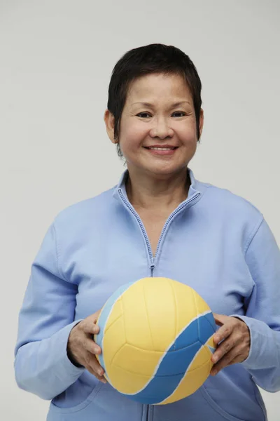 Chinesin hält Volleyball — Stockfoto