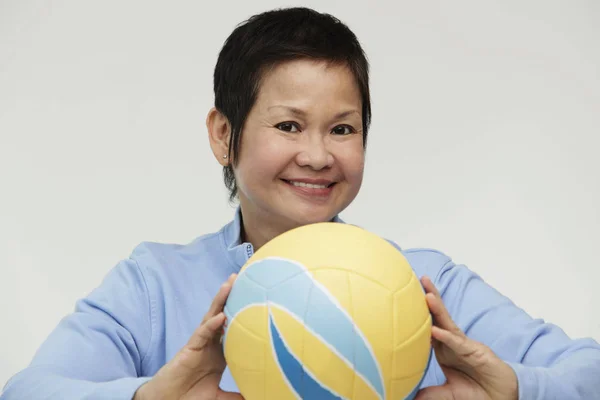 Chinesin hält Volleyball — Stockfoto