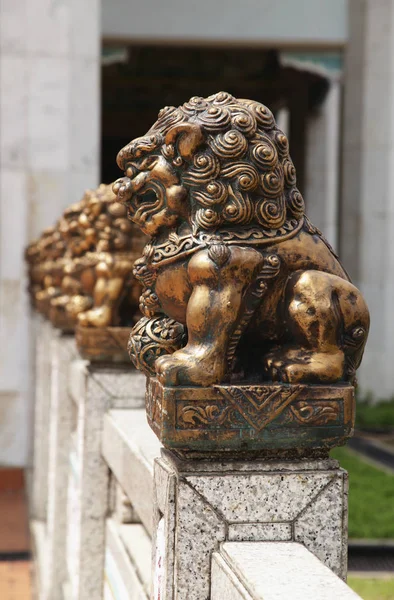 Budist tapınağı önünde bronz heykel — Stok fotoğraf