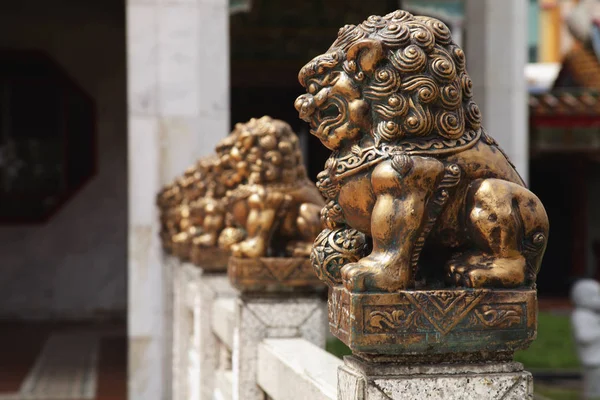 Budist tapınağı önünde bronz heykel — Stok fotoğraf