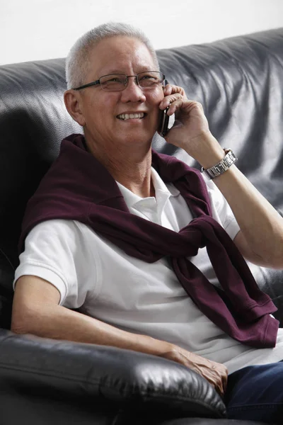 Vieil homme parlant au téléphone — Photo