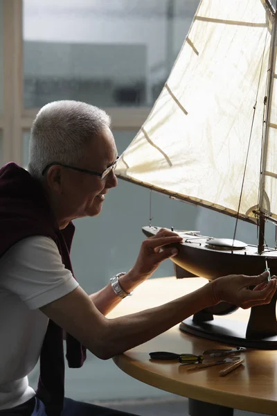 Muž pracuje na modelu plachetnice — Stock fotografie
