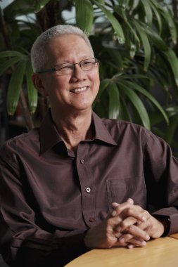 Olgun erkek gülümseyen