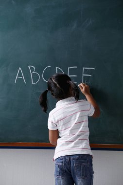 sınıf adlı genç kız