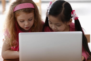 dizüstü bilgisayar ile küçük kızlar