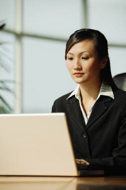 Dizüstü bilgisayar kullanan kadın