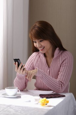 Telefon arayan kadın