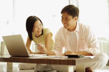 laptop önünde oturan genç Çift