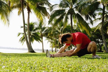 Adam esneme egzersizleri yapıyor.