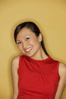 Kırmızı bir bluz giyen genç kadın