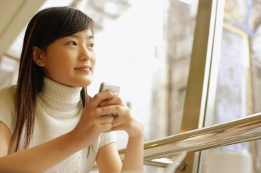 Cep telefonu kullanan kadın