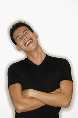 Genç adam gülümsüyor