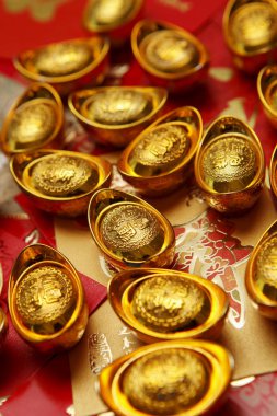 Kırmızı zarf üzerinde Altın külçeler