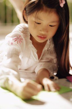 kızı aşağı bakıyor