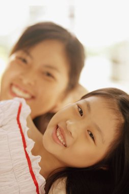 Genç kız annesinin yanında yalan