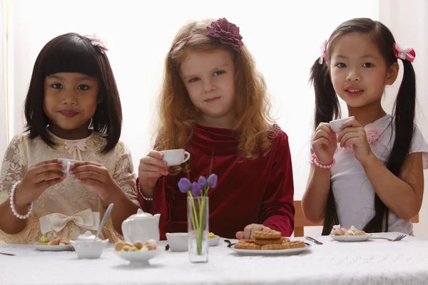 Three young girls — Stock Photo, Image