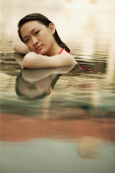 Jonge vrouw, aan rand van zwembad — Stockfoto