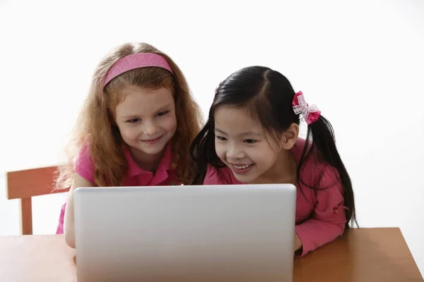 लैपटॉप के साथ छोटी लड़कियों — स्टॉक फ़ोटो, इमेज