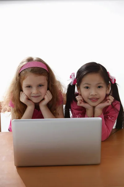 Kleine Mädchen mit Laptop — Stockfoto