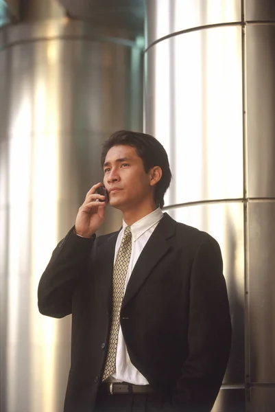 Hombre hablando por teléfono celular —  Fotos de Stock