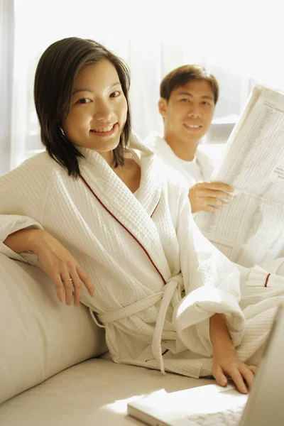 Casal sentado — Fotografia de Stock