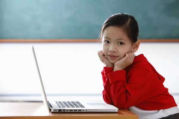 Chinesisches Mädchen mit Laptop — Stockfoto
