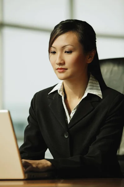 Mujer usando portátil — Foto de Stock