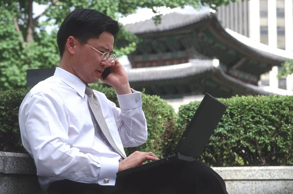 Homme exécutif avec ordinateur portable — Photo