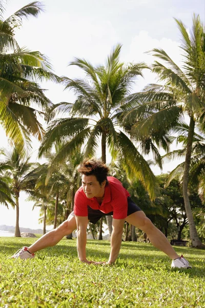 Uomo che fa esercizi di stretching — Foto Stock