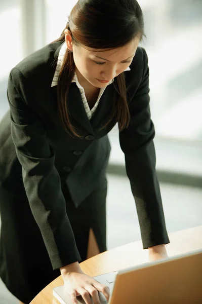 Mujer usando portátil — Foto de Stock