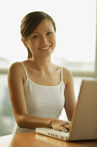 Woman smiling at camera — Stock Photo, Image