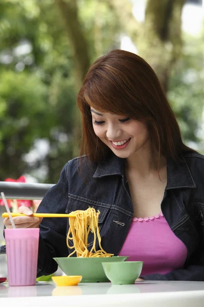Woman eating noodles — Stock Photo, Image