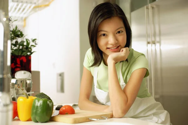 Young woman in kitchen — Stock Photo, Image