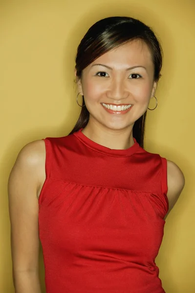 Ung kvinna som bär en röd topp — Stockfoto