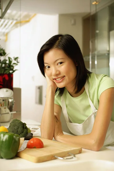 Jeune femme penchée sur la cuisine — Photo