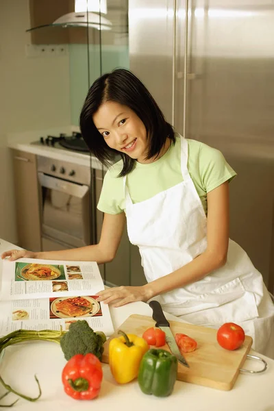 Jeune femme dans la cuisine — Photo