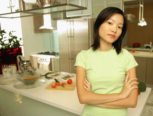 Woman leaning on kitchen — Stock Photo, Image