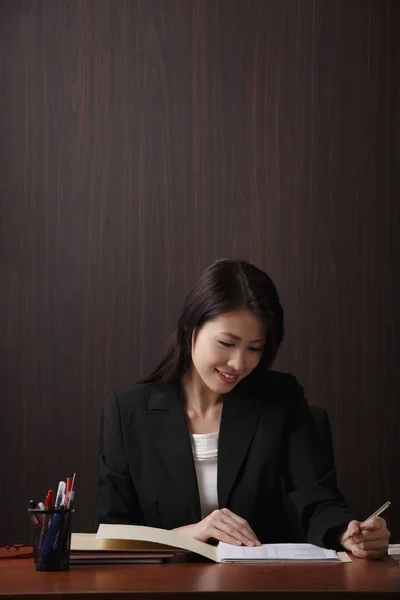 Mulher trabalhando em sua mesa — Fotografia de Stock