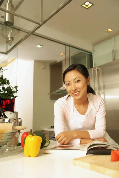 Woman leaning on kitchen — Stock Photo, Image