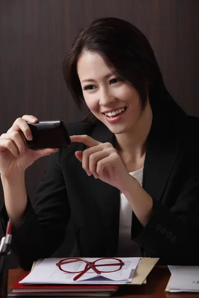 Mulher olhando para o telefone — Fotografia de Stock
