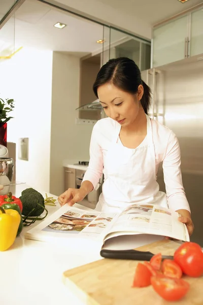 Woman standing at kitchen — Stock Photo, Image