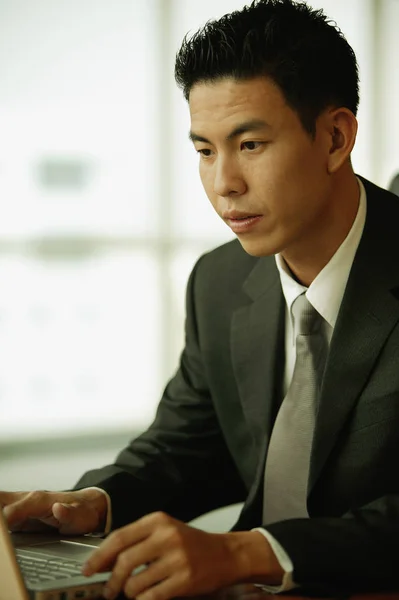 Joven con traje de negocios oscuro — Foto de Stock