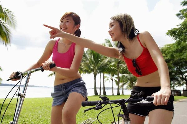 Due donne in bicicletta — Foto Stock