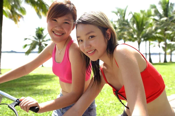 Duas mulheres de bicicleta — Fotografia de Stock