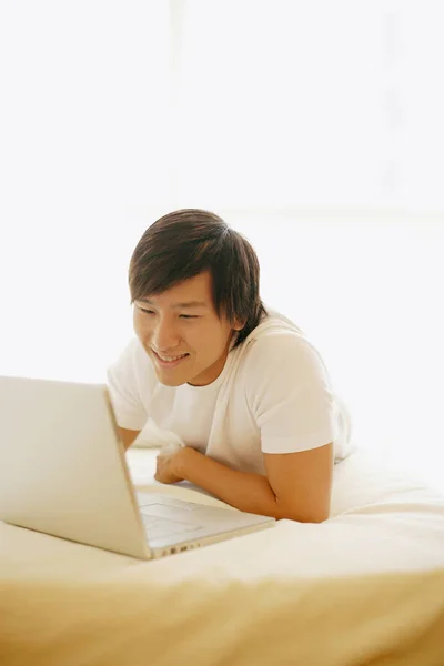 Anak muda menggunakan laptop — Stok Foto