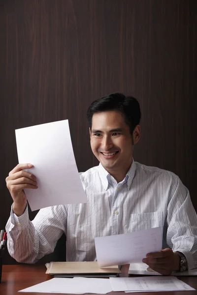 Hombre sentado en el escritorio — Foto de Stock